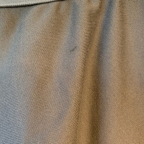 Grey under armor shorts - Picture 3 of 3